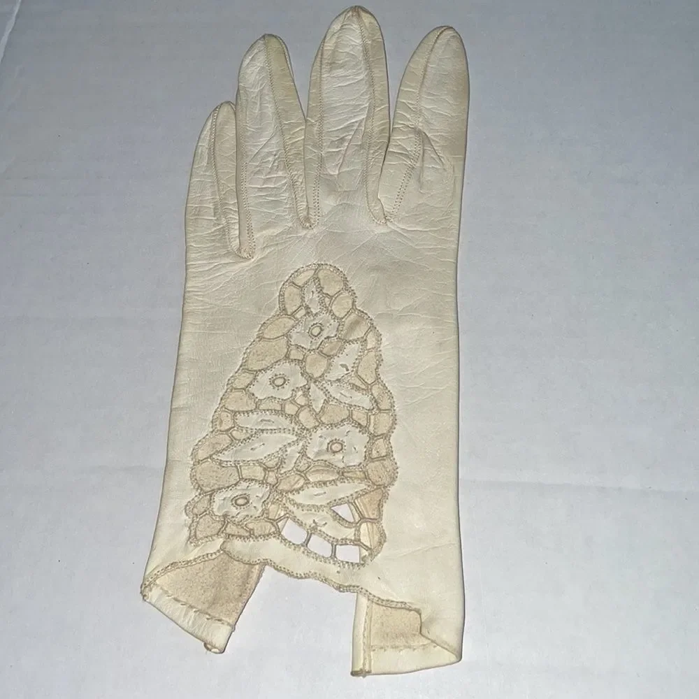 Vtg‎ cream colored leather gloves with lace detail